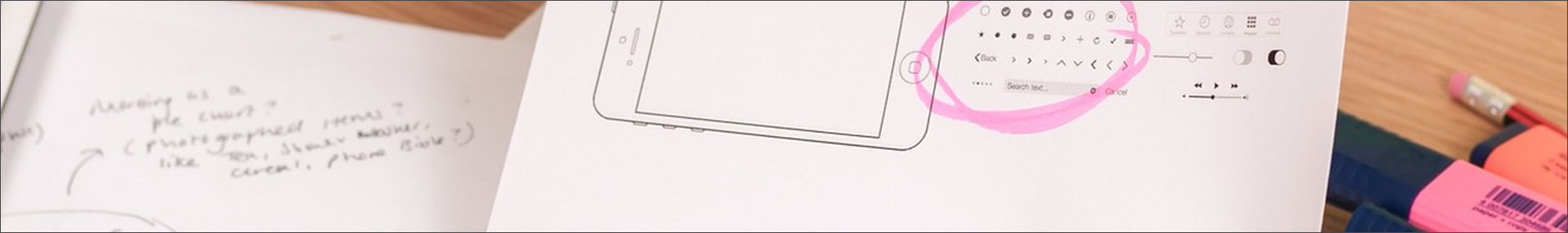 Photos qui illustre l'étape des wireframes papier en début de conception d'un interface.